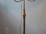 une lampe posée sur une table dans une pièce