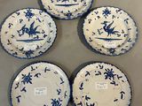 six assiettes bleues et blanches ornées de motifs, posées sur une table