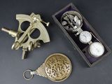 deux types différents d'objets en laiton dans une boîte
