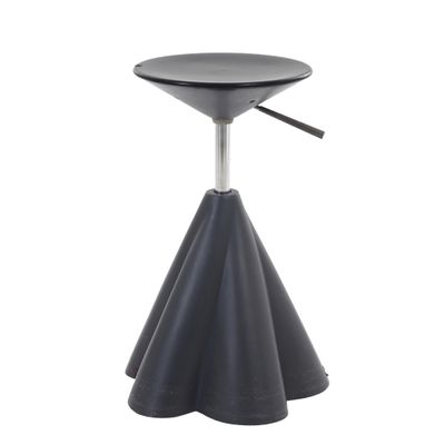 un gros plan d'un tabouret noir sur fond blanc