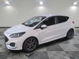 une Ford Fiesta blanche garée dans un garage au sol en damier