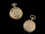 deux montres de poche en or et en argent sur fond noir