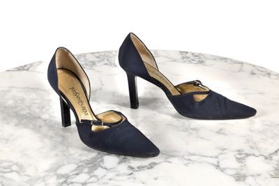 une paire d'escarpins bleus posée sur une table en marbre