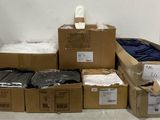 une pile de cartons remplis de vêtements par terre