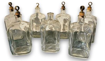 Lot de sept bouteilles marquées "Liquor bottle Scotland" ave…