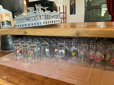 Important lot de verres publicitaires logotés