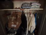 un placard rempli de vêtements et de cartons