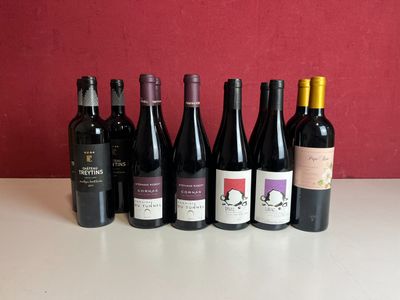 plusieurs bouteilles de vin sont alignées sur une table