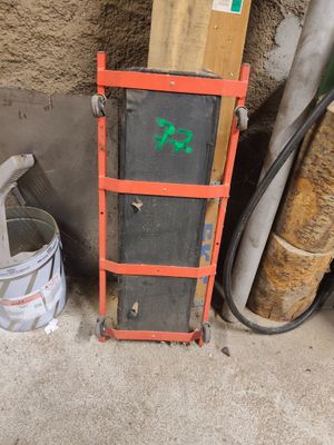 une photo d'un morceau de bois appuyé contre un mur