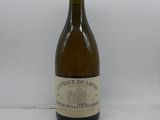 la bouteille de vin est posée sur une surface blanche