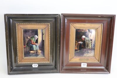 deux tableaux encadrés représentant un homme et une femme assis sur une chaise