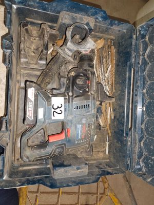 une boîte à outils avec des outils à l'intérieur sur le sol