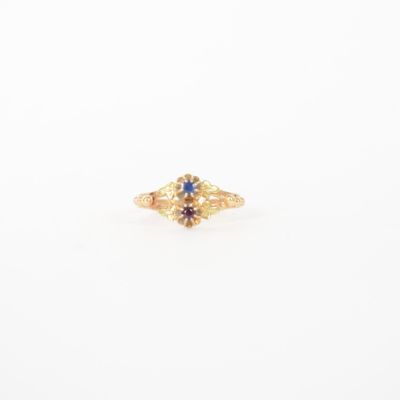 une image d'une bague en or sertie d'un saphir bleu