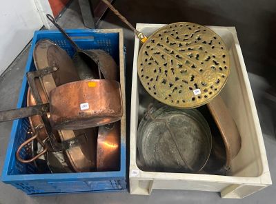 une boîte contenant plein de vieux ustensiles de cuisine