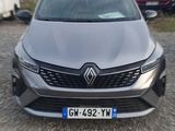 une voiture garée sur le côté de la route