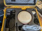 une mallette jaune contenant des outils, posée sur une table