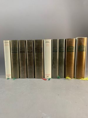 plusieurs livres sont alignés sur une surface blanche