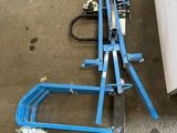 un chariot bleu posé par terre