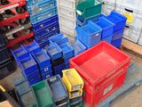 de nombreux conteneurs en plastique empilés sur une palette dans un entrepôt