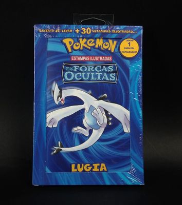 un gros plan d'une boîte de cartes Pokémon sur fond noir