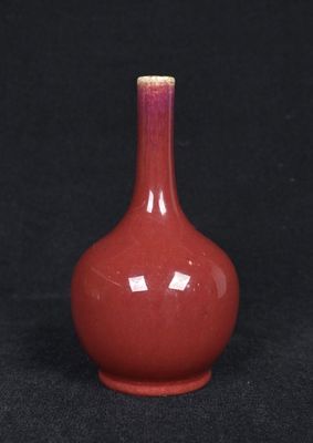 une image représentant un vase rouge sur fond noir