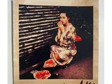 une vieille photo d'une femme assise par terre avec un morceau de pizza