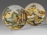 trois assiettes avec une peinture représentant un paysage et un château