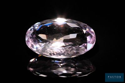 gros plan d'un diamant rose sur une surface noire