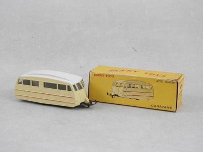 maquette jaune et blanche d'un bus avec une caisse, posée sur un fond blanc