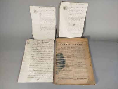 deux vieux papiers sont posés l'un sur l'autre sur une table