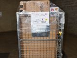 un chariot chargé de cartons dans un entrepôt
