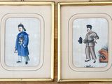 deux photos encadrées représentant des hommes en costume traditionnel chinois, accrochées au mur