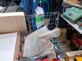 tout un tas d'objets et d'outils éparpillés par terre