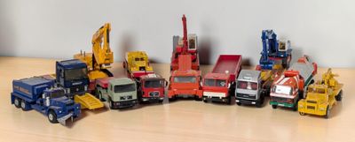 un grand nombre de camions jouets posés sur une table