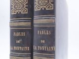 deux livres posés l'un sur l'autre sur une table