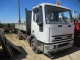 un camion blanc garé dans la poussière
