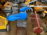 un tas de matériel de chantier qui traîne par terre