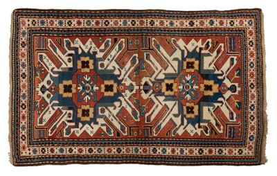 un vieux tapis aux motifs géométriques sur fond blanc