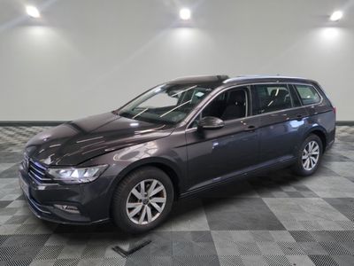 La Volkswagen Passat est garée dans une grande pièce au sol carrelé.