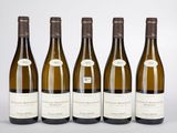 six bouteilles de vin sont alignées dans une rangée
