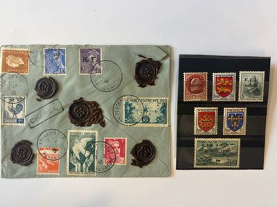 beaucoup de timbres sur une feuille de papier