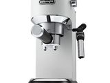 gros plan d'une machine à café sur fond blanc