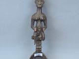 statue d'une femme tenant un bébé dans ses bras