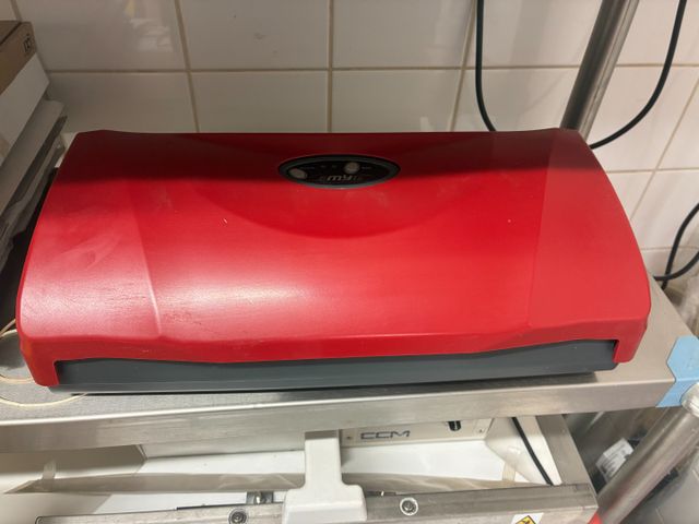 Machine à mettre sous vide EMYG. Frais en sus 14.28%. TVA Récupér...