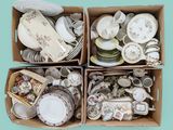 des boîtes remplies d'assiettes et de plats variés sur fond bleu