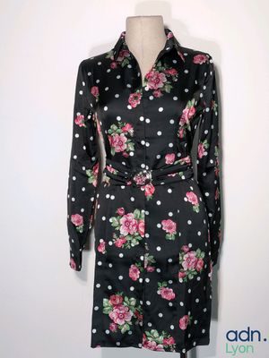 robe à pois noirs et blancs, ornée de roses roses et de pois