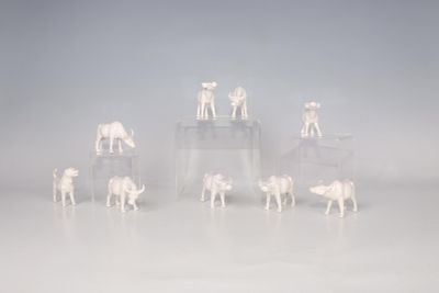 Réunion de 8 vaches en porcelaine blanche et un chien Modern…
