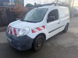 une camionnette blanche avec des bandes rouges et blanches garée dans un parking