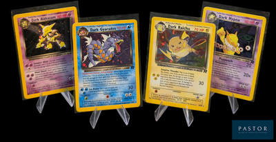 cinq cartes Pokémon sont alignées les unes à côté des autres sur un fond noir