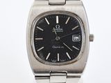 gros plan d'une montre sur une surface blanche